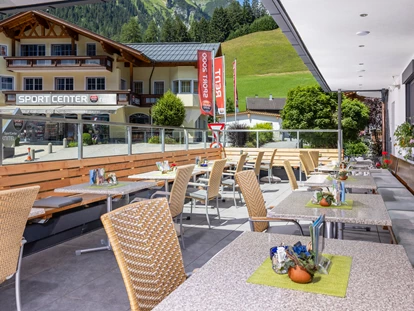 Pensionen - Parkplatz: kostenlos bei der Pension - St. Anton am Arlberg - Entspannt Kaffee und Kuchen genießen am Nachmittag auf der Terrasse der Pension, oder auch das Abendessen genießen in der Abendsonne. - Gasthof-Pension-Dorfstube