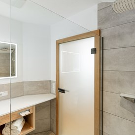 Frühstückspension: Badezimmer 301 mit großem Waschtisch und Kneipp-Dusche. - Gasthof-Pension-Dorfstube