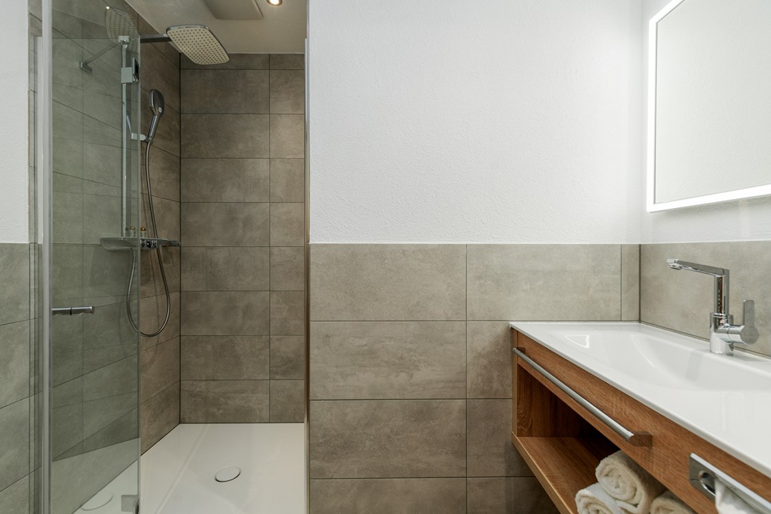 Frühstückspension: Komfortables Badezimmer im Deluxe 303. Toilette ist getrennt zum Badezimmer ausgeführt für mehr Privatsphäre. - Gasthof-Pension-Dorfstube