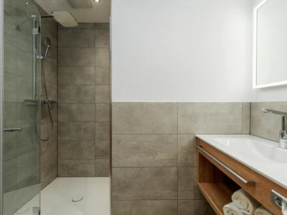 Pensionen - Parkplatz: kostenlos bei der Pension - St. Anton am Arlberg - Komfortables Badezimmer im Deluxe 303. Toilette ist getrennt zum Badezimmer ausgeführt für mehr Privatsphäre. - Gasthof-Pension-Dorfstube
