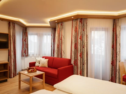 Pensionen - Parkplatz: kostenlos bei der Pension - St. Anton am Arlberg - Zimmer 101. Großes Doppelbettzimmer in der ersten Etage. - Gasthof-Pension-Dorfstube