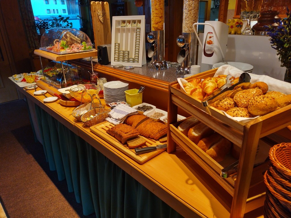 Frühstückspension: Frühstück am Buffet oder auch serviert am Tisch mit leckerem hausgemachten Brot und regionalem Brot aus der Bäckerei in Steeg. - Gasthof-Pension-Dorfstube