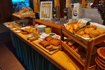 Frühstückspension: Frühstück am Buffet oder auch serviert am Tisch mit leckerem hausgemachten Brot und regionalem Brot aus der Bäckerei in Steeg. - Gasthof-Pension-Dorfstube