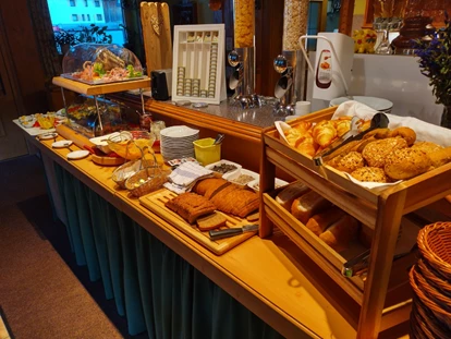 Pensionen - Parkplatz: kostenlos bei der Pension - St. Anton am Arlberg - Frühstück am Buffet oder auch serviert am Tisch mit leckerem hausgemachten Brot und regionalem Brot aus der Bäckerei in Steeg. - Gasthof-Pension-Dorfstube