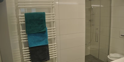 Pensionen - Parkplatz: kostenlos bei der Pension - Seefeld in Tirol - Ferienwohnung "Gartenblick" 2-5 Personen
Badezimmer mit Regendusche und Doppelwaschtisch - Gasthof zum Stollhofer