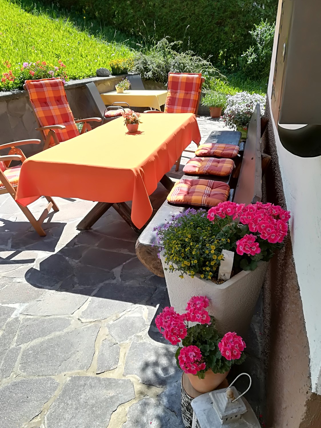 Frühstückspension: Eingang und Terrasse mit Morgensonne - Haus Brigitte