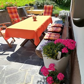 Frühstückspension: Eingang und Terrasse mit Morgensonne - Haus Brigitte