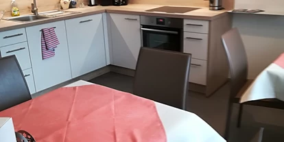 Pensionen - Serfaus - Frühstücks- und Aufenthaltsraum mit komplett eingerichteter Küche, wo Sie gerne auch kleine Snacks zubereiten können. - Haus Brigitte
