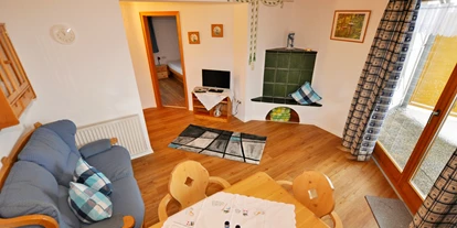 Pensionen - Balkon - Oberstdorf - Wohnbereich in der 3 Zimmerferienwohnung "Enzian" - 56 m² - Landhaus Wildschütz - Ferienwohnung mit Königscard