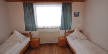 Pensionen - Balkon - Oberstdorf - Schlafzimmer mit 2 Betten in der Ferienwohnung "Enzian" - in dieser Ferienwohnung haben bis zu 6 Gäste Platz - Landhaus Wildschütz - Ferienwohnung mit Königscard