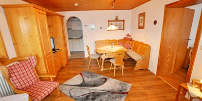 Pensionen - Balkon - Oberstdorf - Wohnzimmer in der 2 Zimmerferienwohnung "Vergissmeinnicht" - 45 m² - Landhaus Wildschütz - Ferienwohnung mit Königscard