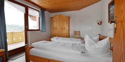 Pensionen - Balkon - Oberstdorf - Schlafzimmer mit Doppelbett in der 2 Zimmerferienwohnung "Vergissmeinnicht" - Landhaus Wildschütz - Ferienwohnung mit Königscard
