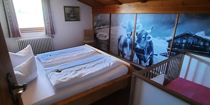 Pensionen - Balkon - Oberstdorf - Schlafzimmer mit Doppelbett in der Familiensuite - Landhaus Wildschütz - Ferienwohnung mit Königscard
