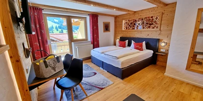 Pensionen - Balkon - Oberstdorf - 1 von 3 Schlafzimmer mit eigenem Bad in der Wellnesssuite "Heimatgfühl" - Landhaus Wildschütz - Ferienwohnung mit Königscard