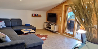 Pensionen - Balkon - Oberstdorf - große Couchlandschaft für bis zu 10 Personen - Landhaus Wildschütz - Ferienwohnung mit Königscard