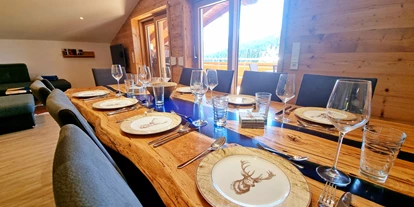 Pensionen - Balkon - Oberstdorf - großer Esstisch mit 10 Sitzplätzen - Landhaus Wildschütz - Ferienwohnung mit Königscard
