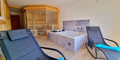 Pensionen - Balkon - Oberstdorf - die Wellnesssuite verfügt über einen privaten Wellnessbereich mit Sauna, Whirlwanne, Erlebnisdusche, und traumhaftem Blick in die Berglandschaft - Landhaus Wildschütz - Ferienwohnung mit Königscard