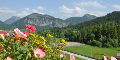 Pensionen - Balkon - Oberstdorf - Blick in die Tiroler Alpenlandschaft vom Balkon aus  - Landhaus Wildschütz - Ferienwohnung mit Königscard