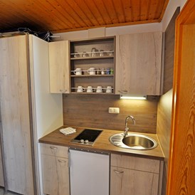 Frühstückspension: kleine Küchenzeile in dem Appartement "Edelweiß" - Landhaus Wildschütz - Ferienwohnungen mit Königscard