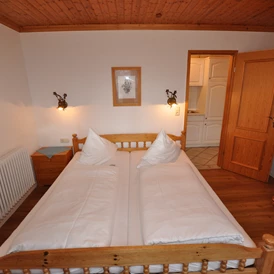 Frühstückspension: Schlafzimmer mit Doppelbett in der Ferienwohnung Enzian - Landhaus Wildschütz - Ferienwohnungen mit Königscard