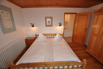 Frühstückspension: Schlafzimmer mit Doppelbett in der Ferienwohnung Enzian - Landhaus Wildschütz - Ferienwohnungen mit Königscard