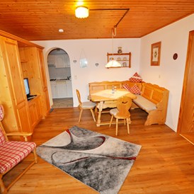 Frühstückspension: Wohnzimmer in der 2 Zimmerferienwohnung "Vergissmeinnicht" - 45 m² - Landhaus Wildschütz - Ferienwohnungen mit Königscard