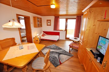 Frühstückspension: Wohnzimmer mit Aufbettung für bis zu 4 Personen maximal  - Landhaus Wildschütz - Ferienwohnungen mit Königscard