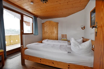 Frühstückspension: Schlafzimmer mit Doppelbett in der 2 Zimmerferienwohnung "Vergissmeinnicht" - Landhaus Wildschütz - Ferienwohnungen mit Königscard