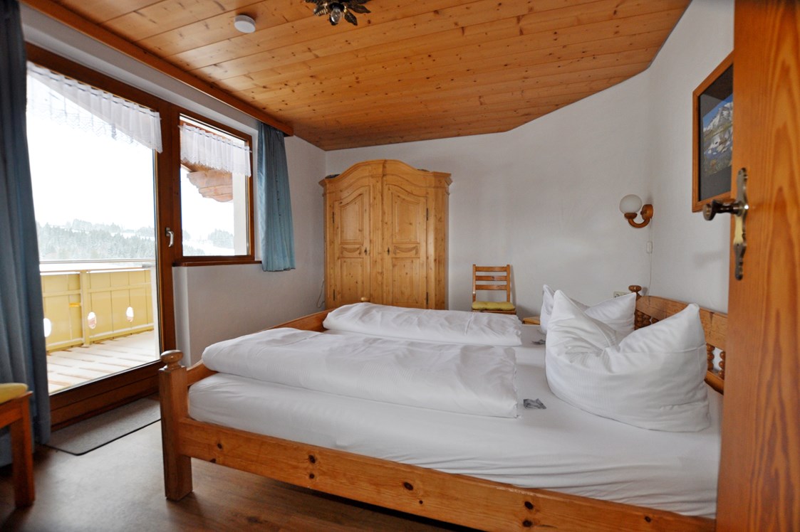 Frühstückspension: Schlafzimmer mit Doppelbett in der 2 Zimmerferienwohnung "Vergissmeinnicht" - Landhaus Wildschütz - Ferienwohnungen mit Königscard