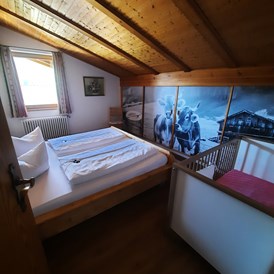 Frühstückspension: Schlafzimmer mit Doppelbett in der Familiensuite - Landhaus Wildschütz - Ferienwohnungen mit Königscard