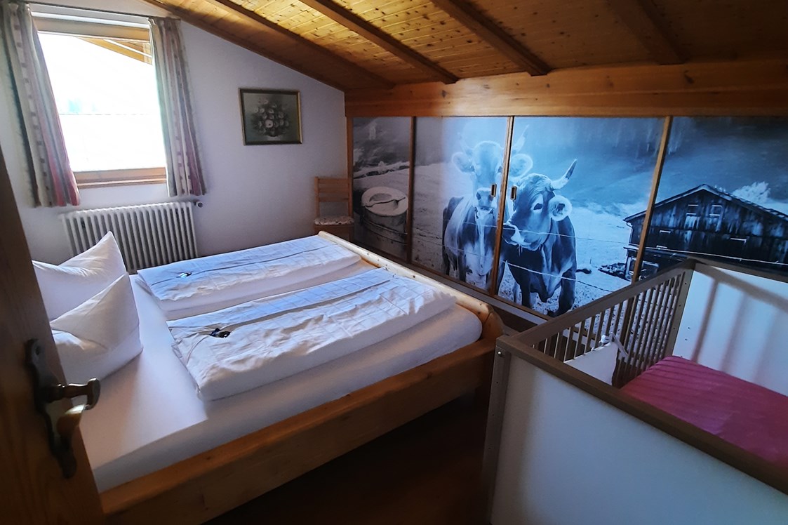Frühstückspension: Schlafzimmer mit Doppelbett in der Familiensuite - Landhaus Wildschütz - Ferienwohnungen mit Königscard
