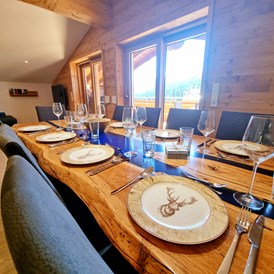 Frühstückspension: großer Esstisch mit 10 Sitzplätzen - Landhaus Wildschütz - Ferienwohnungen mit Königscard