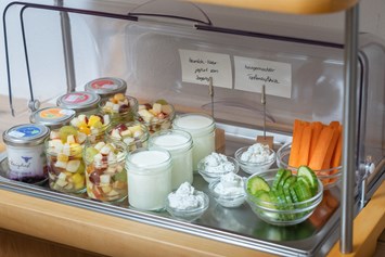 Frühstückspension: Frühstücksbuffet mit frischem Obstsalat und Schafjoghurt mit Fruchtspiegel - Bergerhof