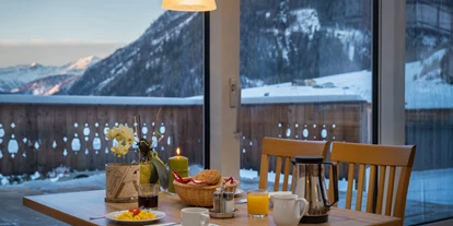 Pensionen - Frühstück: Frühstücksbuffet - Osttirol - Frühstücksraum mit Panoramablick - Bergerhof