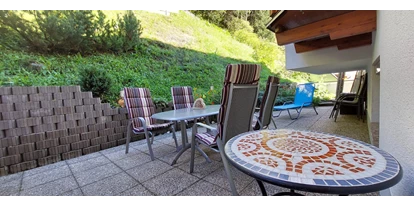 Pensionen - Serfaus - Terrasse mit Liegestühle uns Sitzmöglichkeit - Apart-Frühstückspension Stark