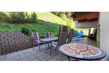 Frühstückspension: Terrasse mit Liegestühle uns Sitzmöglichkeit - Apart-Frühstückspension Stark