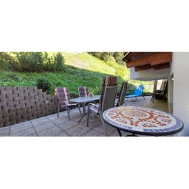 Frühstückspension: Terrasse mit Liegestühle uns Sitzmöglichkeit - Apart-Frühstückspension Stark
