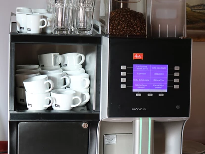 Pensionen - Kössen - Kaffeemaschine für Frühstück - Wellness Pension Hollaus