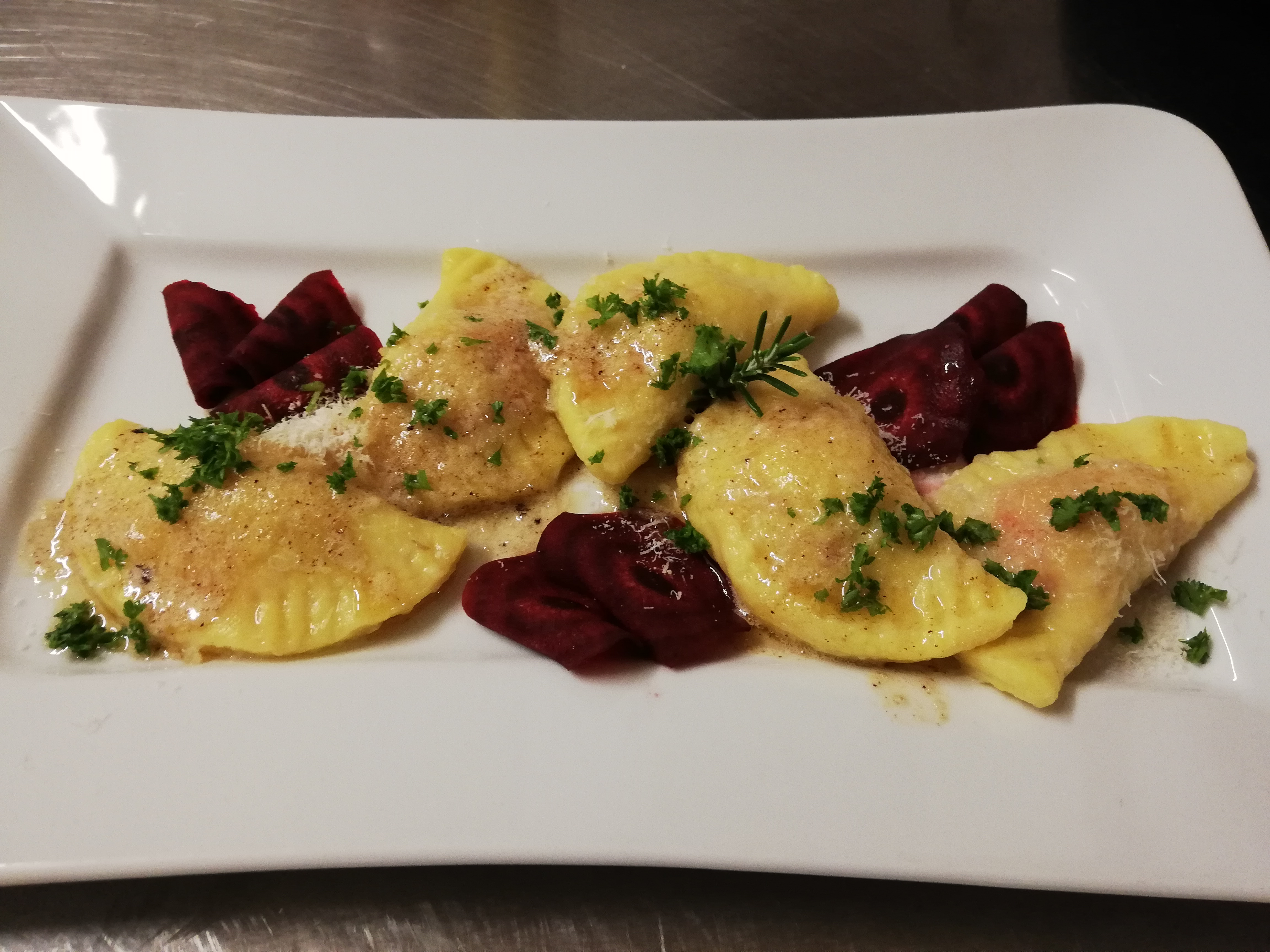 Frühstückspension: Hausgemachte Kartoffelteigtaschen mit roter Bete und Räuchertopfen  - Residenz Roanerhof