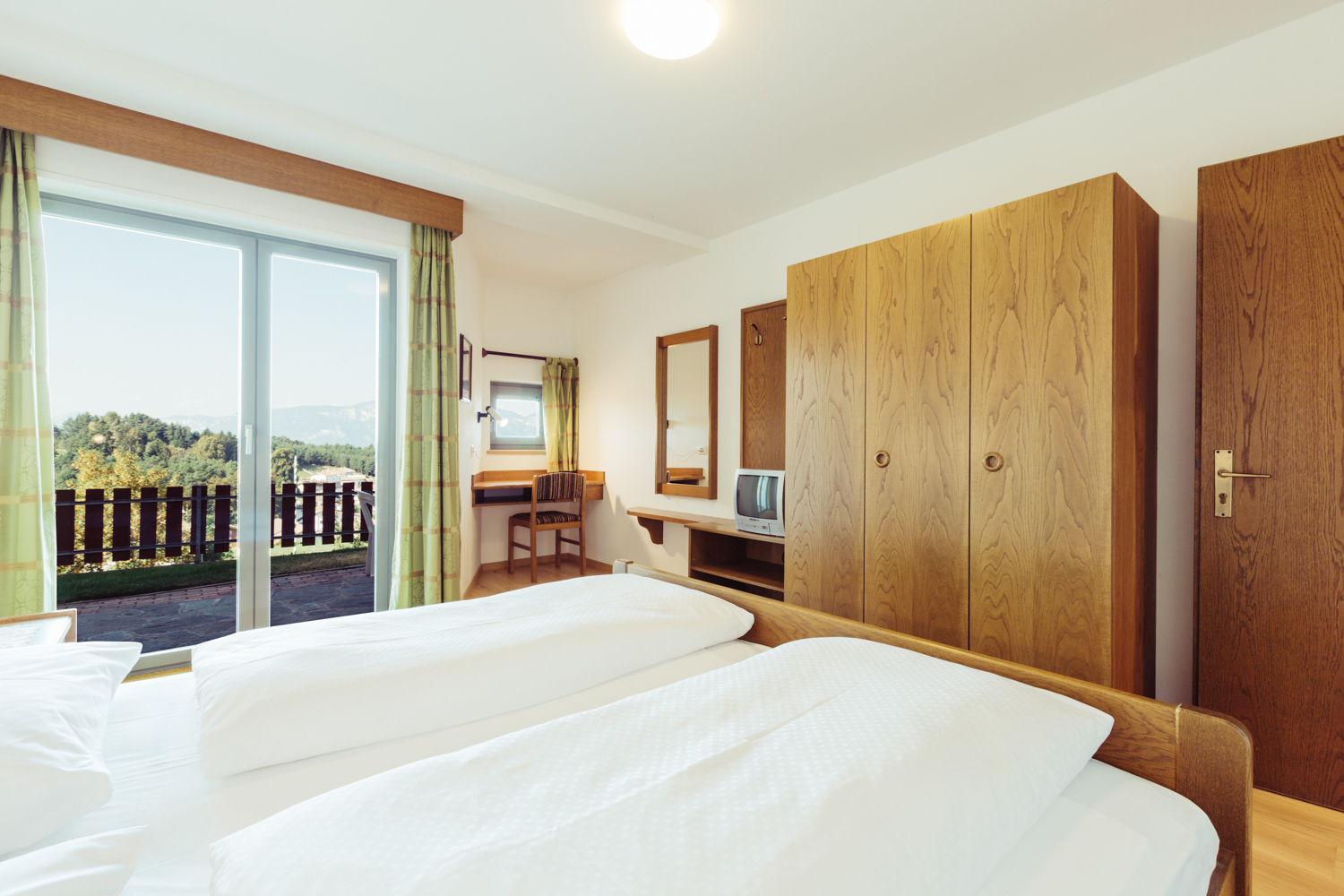 Pensionen - Parkplatz: kostenlos bei der Pension - Kaltern - Doppelzimmer im Garten - Pension Stern