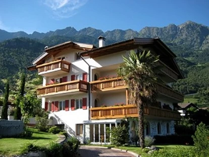 Pensionen - Restaurant - In den letzten Jahren haben wir unsere Pension modernisiert. Im 3. Stock befinden sich 5 geräumige Doppelzimmer mit modernen Bad, Sitzecke, Sofa, Kühlschrank, Safe, TV und Wifi. Einen Stock tiefer die Ferienwohnung/Suite Kirschblüte und Apfelblüte und zwei schöne Doppelzimmer mit Südbalkon. Hingegen in der 1. Balkonetage befinden Sie zwei kleine Doppelzimmer mit Südbalkon und nebenan die Suite Magnolie mit 30m². Neu: Indoor Hot Whirlpool 36°C und ein grosser, beheizter Aussenpool. - Pension Plarserhof