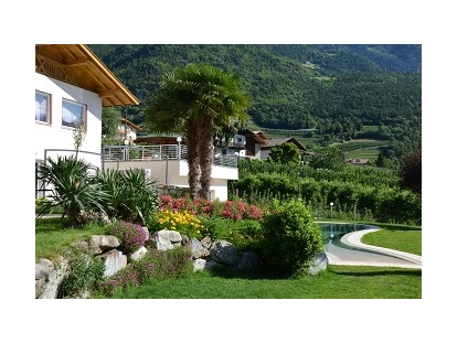 Pensionen - Restaurant - Unser Garten, mit zahlreichen Rosen, Palmen und alpinen Pflanzen läd zum entspannen ein... Die Liegewiese bietet genügend Ecken zum Wohlfühlen und Rasten. Liegestühle und Sonnenschirme erhalten Sie bei uns kostenlos. Neu 2017: Badetücher stellen wir Ihnen für den Pool und dem neuen Indoor Hot Whirlpool kostenlos zur Verfügung - Pension Plarserhof