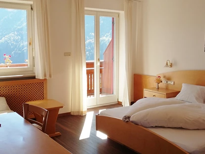 Pensionen - Restaurant - Die Doppelzimmer in der mittleren Etage sind gemütlichen und haben einen hervorragenden Blick auf Meran. - Pension Plarserhof