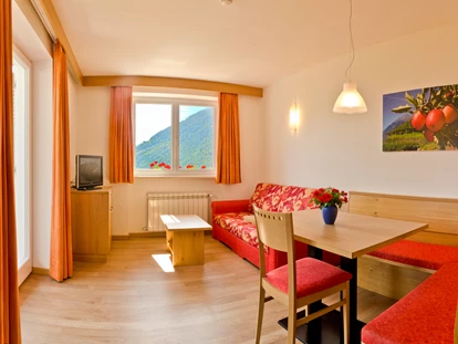 Pensionen - Restaurant - Unsere Wohnungen kann man auch als Suite buchen. Die Apfelblüte ist mit 65m² groß geschnitten und Sie ist sehr komfortabel eingerichtet mit herrlichen Südbalkon und Meranblick. - Pension Plarserhof