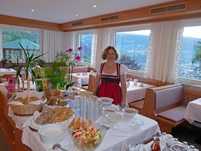 Pensionen - Restaurant - Bei diesem schönen Blick auf Meran kann man unser Frühstücksbuffet geniessen. Täglich gibt es bei uns einheimische Wurstwaren. Speck, Tiroler Käse, italienische Salami und gekochter Schinken. Die Marmelade stellen wir meist selbst aus reifen Aprikosen, Kiwis und Beeren her. Täglich erwartet sie ein frischer und selbst zubereiteter Obstsalat, Honigmelonen und sonnengereiften Tomaten dürfen nicht fehlen. Wählen können Sie zwischen weich gekochten Eiern, Rührei oder Spiegelei... - Pension Plarserhof