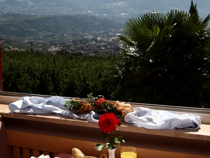 Pensionen - Restaurant - Im Frühstücks- und Aufenthaltsraum hat jedes Zimmer seinen eigenen Tisch. In der Mitte wird das Frühstücksbuffet mit leckeren Wurst- und Käsespeisen, frischen Obstsalat, Melonen, sonnengereiften Tomaten, Meraner Naturjoogurt, Vinschgauer Müsli, hausgemachten Kuchen, verschiedenen Marmealdesorten und Nutella aufgebaut. Täglich gibt es verschiedene Eierspeisen. Das Brot stellt unsere Bäckerei aus Biomehl her. - Pension Plarserhof