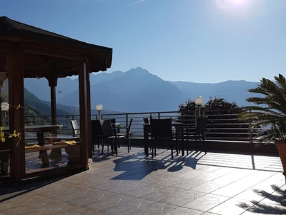 Pensionen - Restaurant - Herrlich, ist es auf unserer Terrasse, den Tag nach einer langen Wanderung ausklingen zu lassen. Die Berg bei einem Glas Wein zu bewundern und sich von den Lichtern von der Kurstadt Meran verzaubern zu lassen... Auf Wunsch bereiten wir Ihnen gerne kleine Imbisse zu, z.B. einen Kaiserschmarren, oder Käse aus der Sennerie, Tiroler Speck... - Pension Plarserhof