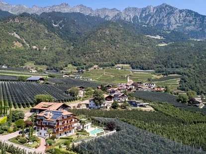 Pensionen - Restaurant - Eingebettet zwischen Apfel- und Weingärten, geschützt durch die Berge der Alpen und verwöhnt von einem milden Klima: In Algund verbindet sich alpiner Charm mit mediterranem Reiz. Es ist ein Erlebnis, Urlaub in unmittelbarer Nachbarschaft der weltberühmten Kurstadt Meran zu machen. In 10 Minuten sind Sie im bunten Treiben der Innenstadt, aber wie schön ist es, danach einzutauchen, in eine Welt der Erholung und Entspannung, in unserem neuen Pool und Indoor Hot Whirlpool mit Salzwasser und Panorama - Pension Plarserhof