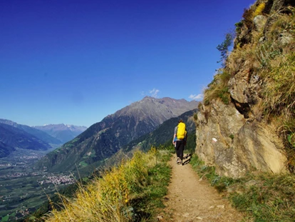 Pensionen - Restaurant - Die Texelgruppe gehört zu den schönsten Naturparks Südtirol. Die Wanderwege erreichen Sie zu Fuss und mit dem Bus. (Bushaltestelle am Haus.) Sie erleben eine Fernsicht bis in den Dolomiten und bereits Anfänger können den Meraner Höhenweg bewältigen. Bei Ihrer Ankunft erklären wir Ihnen gerne unsere schönsten Waal- und Höhenwege und das Bussystem. Bei uns erhalten Sie die AlgundCard und Sie fahren kostenlos Bus und Zug. 5 Seilbahnen und 80 Museen sind inklusive. Neu: Abendbus bis 22 Uhr - Pension Plarserhof