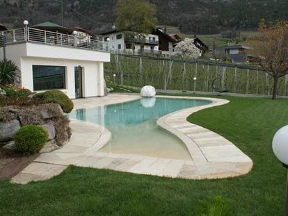 Pensionen - Restaurant - So schön ist es bereits im April bei uns. Die ersten Sonnenstrahlen genießen und den Alltag vergessen. - Pension Plarserhof